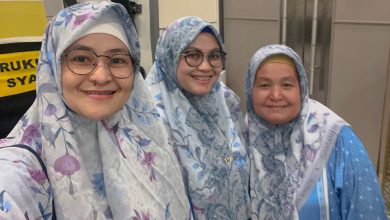 Mita The Virgin berhijab bersama ibu dan adik sebelum berangkat umrah