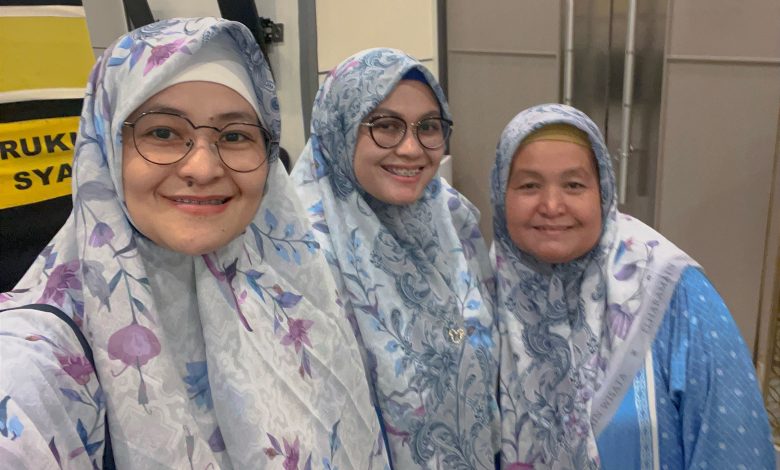 Mita The Virgin berhijab bersama ibu dan adik sebelum berangkat umrah