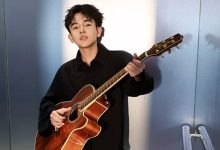 Lion Varend memainkan gitar untuk single Mulai Ingin Memilih