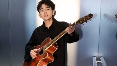 Lion Varend memainkan gitar untuk single Mulai Ingin Memilih