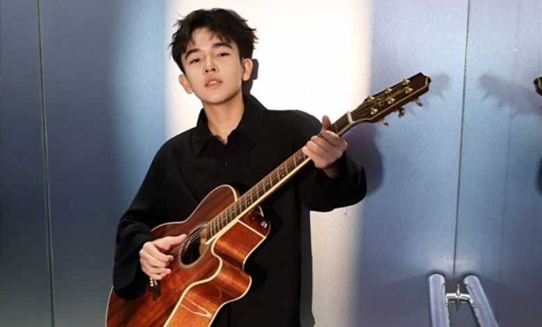 Lion Varend memainkan gitar untuk single Mulai Ingin Memilih